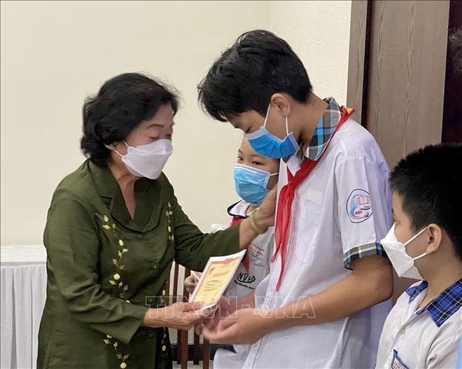 Scholarships given to southern children affected by COVID-19 ảnh 1 Scholarships given to southern children affected by COVID-19 ảnh 1