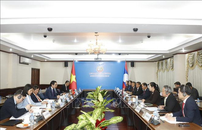 Vietnam, Laos hold 8th deputy ministerial-level political consultation ảnh 1