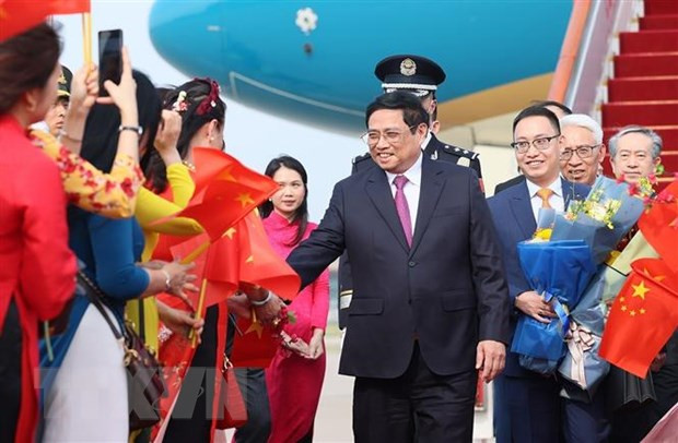 PM Pham Minh Chinh arrives in Beijing, starts official visit to China ảnh 1