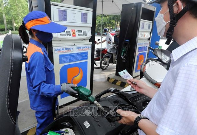 Petrol prices forecast to experience slight fluctuations in next adjustment: VPI ảnh 1