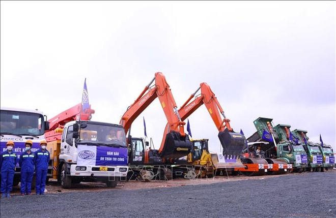 PM attends groundbreaking ceremony for vital transport projects ảnh 3 PM attends groundbreaking ceremony for vital transport projects ảnh 3