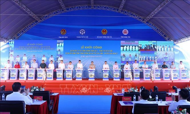 PM attends groundbreaking ceremony for vital transport projects ảnh 2 PM attends groundbreaking ceremony for vital transport projects ảnh 2