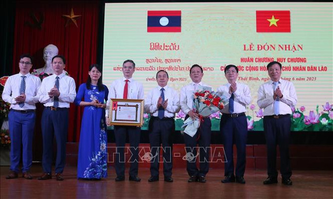 Vietnamese university honoured for training Lao health workers ảnh 1 Vietnamese university honoured for training Lao health workers ảnh 1
