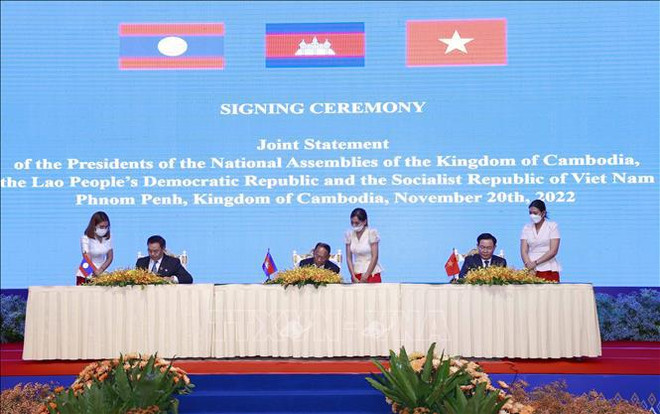 National Assemblies of Vietnam, Laos, Cambodia sign joint statement on summit mechanism ảnh 1 National Assemblies of Vietnam, Laos, Cambodia sign joint statement on summit mechanism ảnh 1