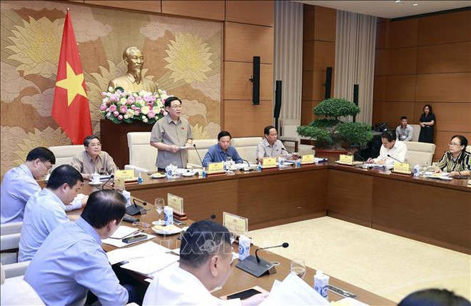 Top legislator chairs working session on draft revised land law ảnh 1