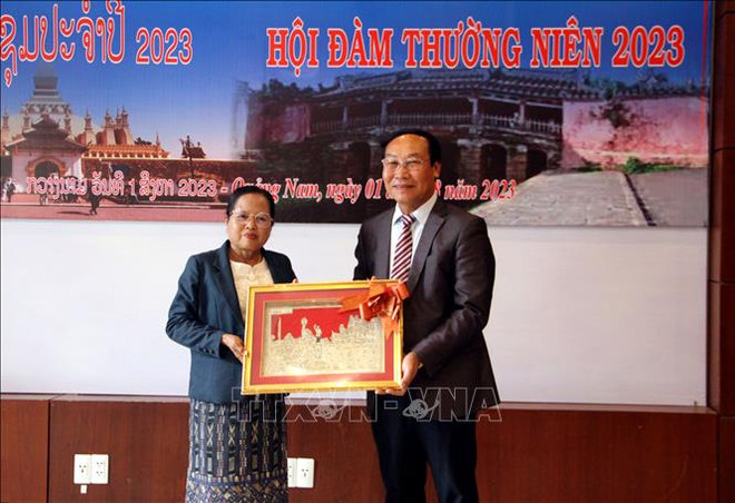 Vietnamese, Lao provinces tighten friendship, cooperation ảnh 1