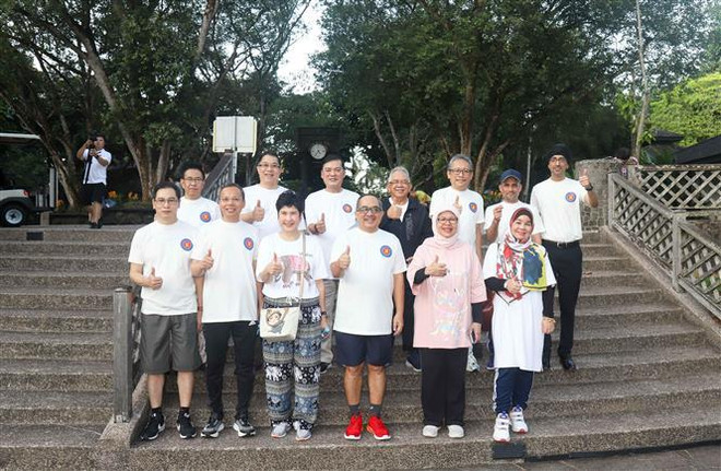  Diplomats join walking event in Singapore on ASEAN founding anniversary ảnh 1