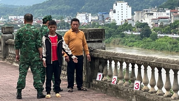 Lao Cai border guards arrest three people for trafficking women ảnh 1