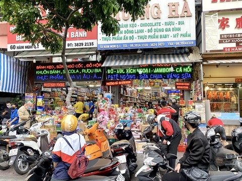 Tet gift hampers become more affordable with local products ảnh 1