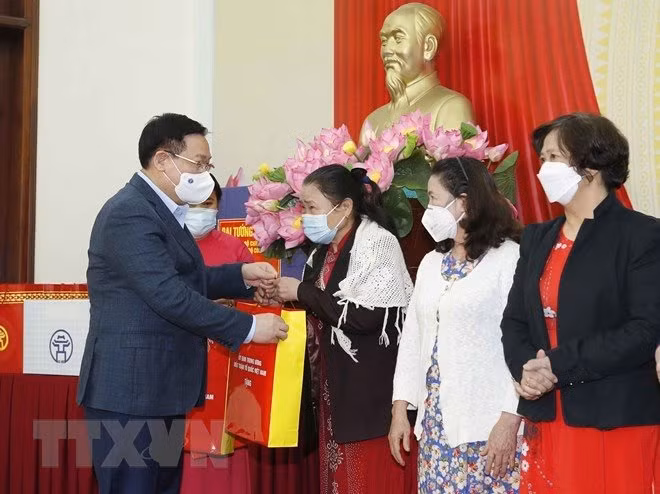 NA leader attends great unity festival in Hanoi’s Quan Thanh ward ảnh 1