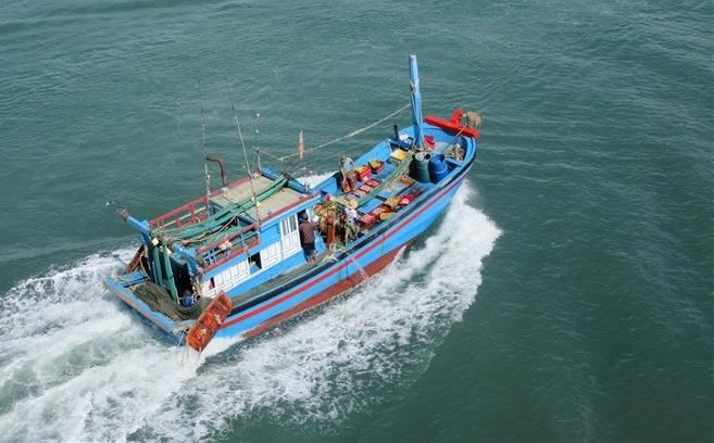 Ben Tre cracks down on fishing vessels violating foreign waters ảnh 1