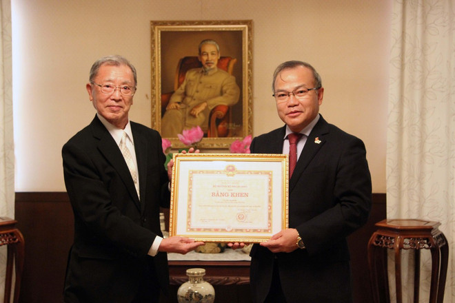 Japanese painting collector receives Vietnamese FM’s certificate of merit ảnh 1