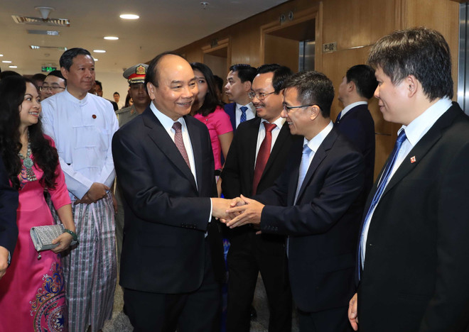 PM visits Vietnam’s investment establishments in Myanmar ảnh 1
