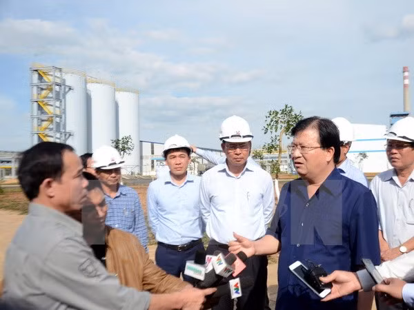 Deputy PM underlines environmental safety at alumina plant ảnh 1