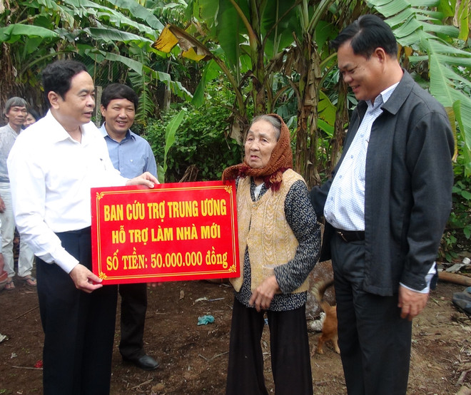 Vietnam Fatherland Front supports flood victims in Phu Yen ảnh 1 Vietnam Fatherland Front supports flood victims in Phu Yen ảnh 1