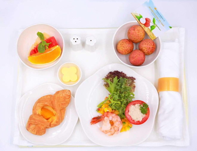 Fresh lychee on national flag carrier’s in-flight menu ảnh 1