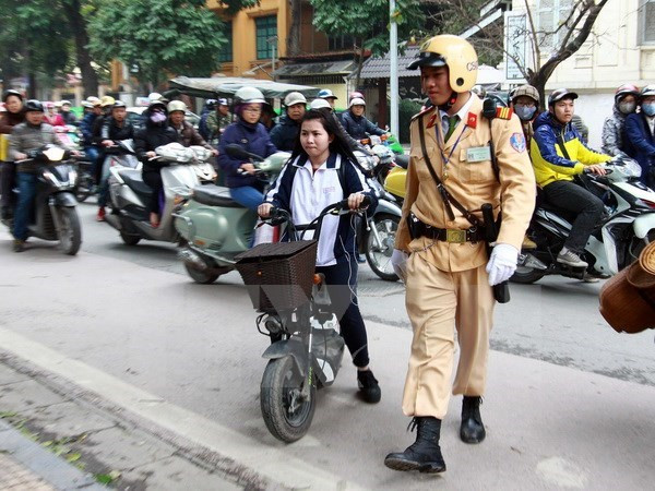 Public campaign enhances safe helmet use ảnh 1