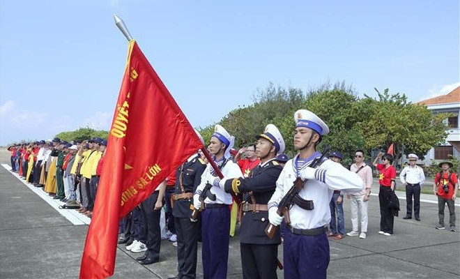 OVs conclude visit to Truong Sa island district, DK1 platform ảnh 1