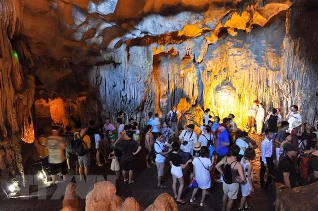 Quang Ninh welcomes nearly 6 million tourist arrivals in four months ảnh 1