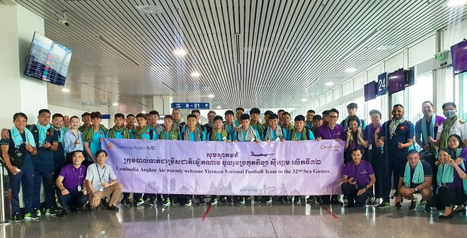 SEA Games 32: Vietnam's U22 football team arrive in Cambodia ảnh 1