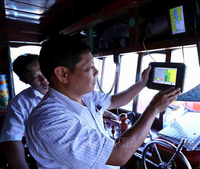 Binh Dinh finishes installing fishing vessel monitoring device ảnh 1