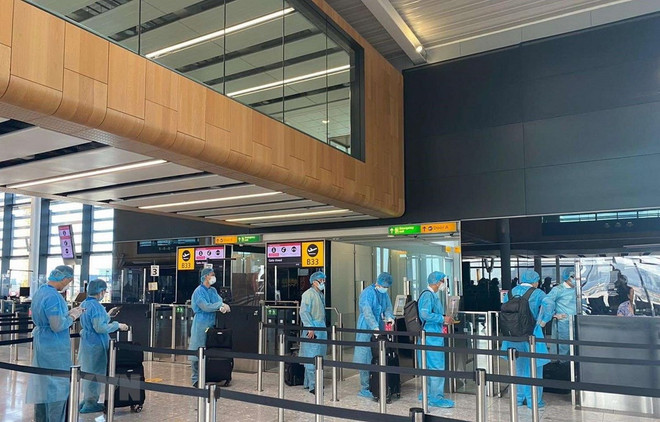 Nearly 240 Vietnamese citizens brought home from Philippines ảnh 1