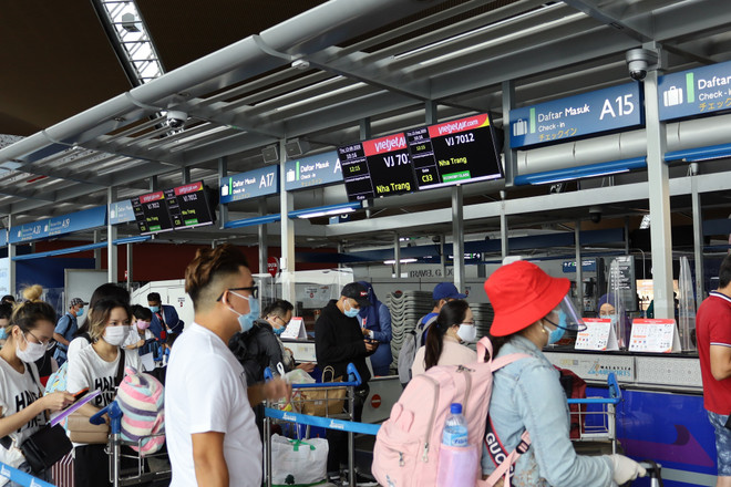 Nearly 240 Vietnamese citizens brought home from Malaysia ảnh 1
