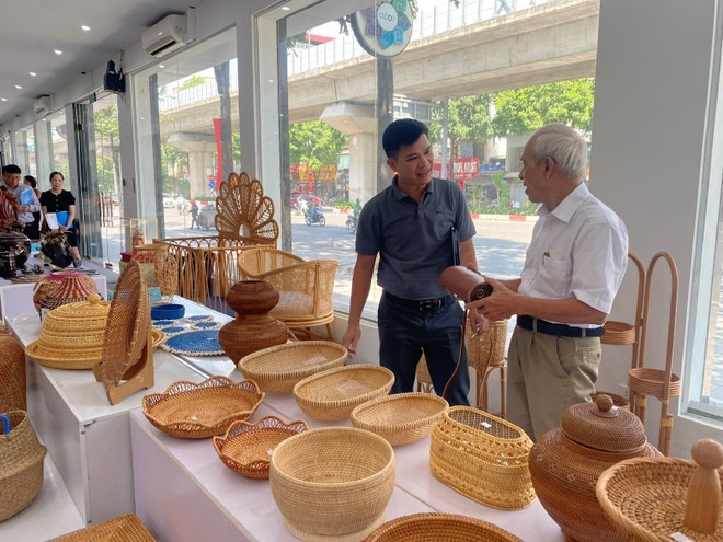 Hundreds of entries vie for prizes at handicraft product design contest ảnh 1 Hundreds of entries vie for prizes at handicraft product design contest ảnh 1