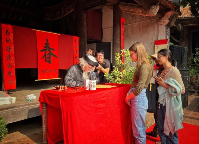 Foreign tourists enjoy Tet, spring activities in Vietnam ảnh 3 Foreign tourists enjoy Tet, spring activities in Vietnam ảnh 3