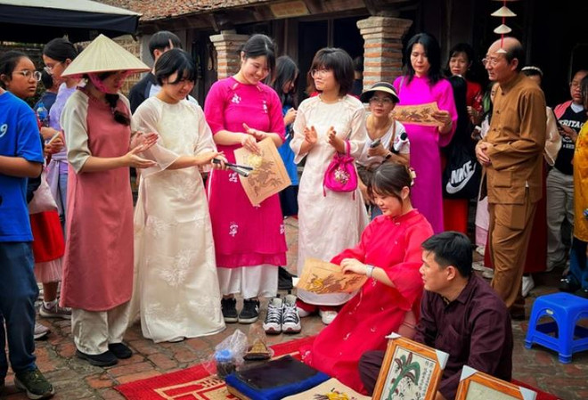 Foreign tourists enjoy Tet, spring activities in Vietnam ảnh 4 Foreign tourists enjoy Tet, spring activities in Vietnam ảnh 4