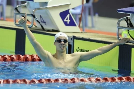 Young swimmer breaks records at Asian tournament ảnh 1