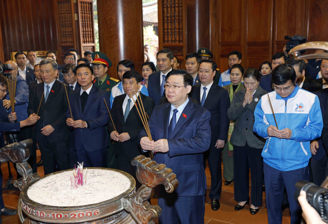 Top legislator commemorates President Ho Chi Minh, war martyrs in Nghe An ảnh 1