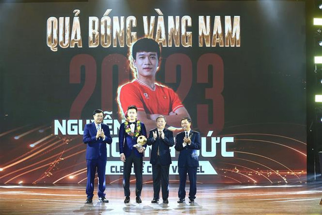Young star midfielder, goalkeeper win Vietnam Golden Ball 2023 ảnh 1 Young star midfielder, goalkeeper win Vietnam Golden Ball 2023 ảnh 1