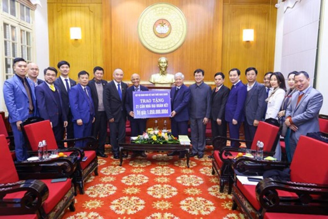 Vietnam Fatherland Front receives 21 solidarity houses for poor families ảnh 1 Vietnam Fatherland Front receives 21 solidarity houses for poor families ảnh 1