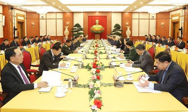 Top leaders of Vietnamese, Lao Parties meet in Hanoi ảnh 1