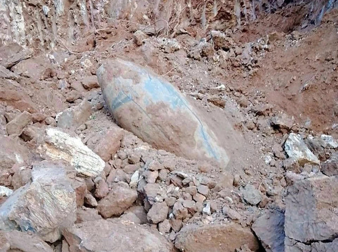 Over 100kg bomb successfully deactivated in Binh Dinh ảnh 1