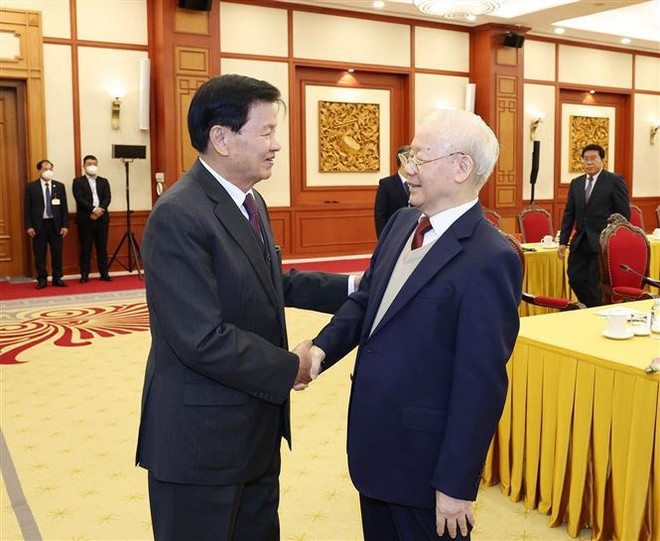 Top leaders of Vietnamese, Lao Parties meet in Hanoi ảnh 2