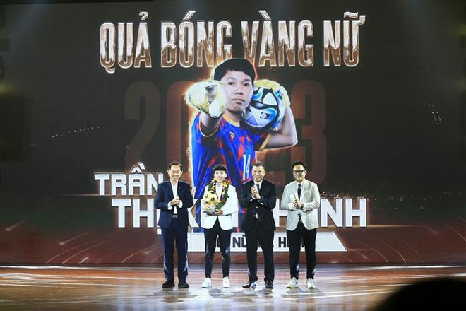 Young star midfielder, goalkeeper win Vietnam Golden Ball 2023 ảnh 2