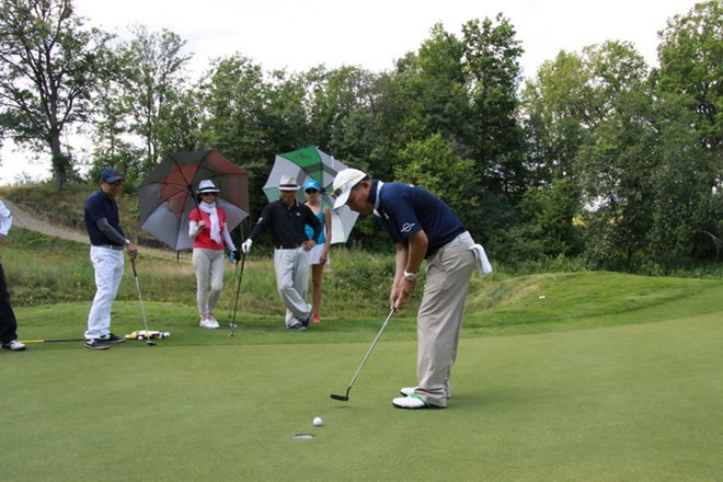 Golf tournament brings overseas Vietnamese closer ảnh 1