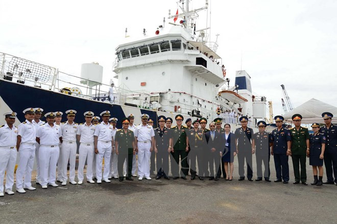  Indian coast guard ship visits HCM City ảnh 1