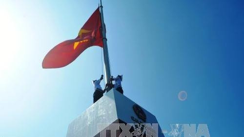 Flagpole inaugurated on northeast outpost island ảnh 1