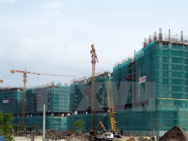 Tumbling stocks, gold may drive investors to real estate ảnh 1