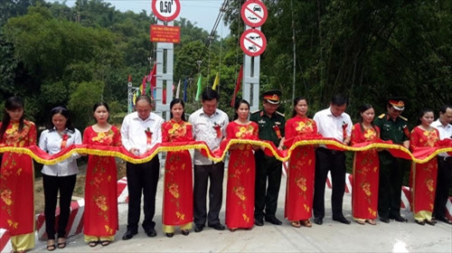 Bac Kan: Suspension bridges benefit locals ảnh 1