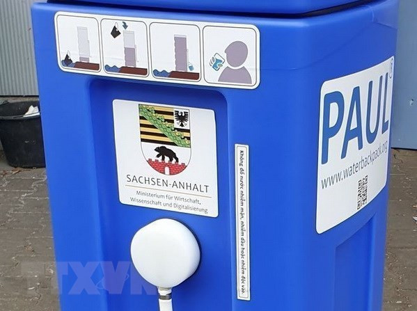 German state presents nano water purifiers to central region ảnh 1