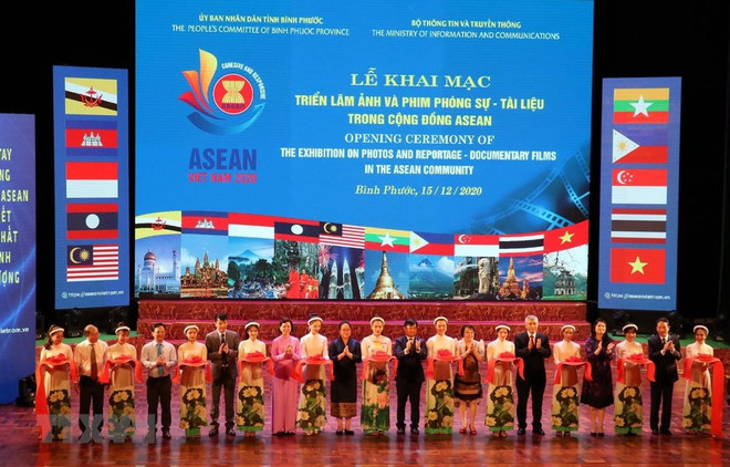 Binh Phuoc hosts photo, film exhibition on ASEAN Community ảnh 1