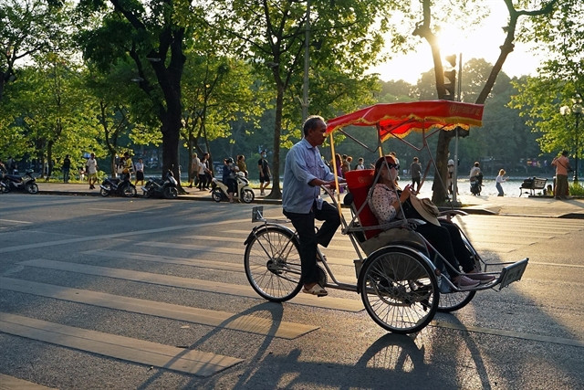 Cyclo touring attracts foreign tourists ảnh 1