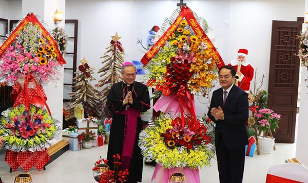 Officials send Christmas greetings to Archdiocese of Hue ảnh 1