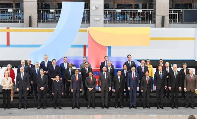 PM attends ASEAN-EU Commemorative Summit ảnh 1