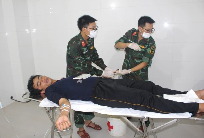 Injured fisherman receives urgent care on Truong Sa island ảnh 1