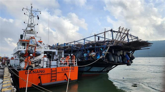 39 fishermen on damaged boat brought to safety ảnh 1